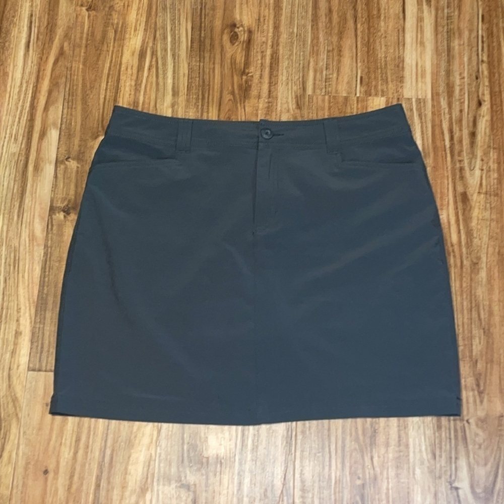 Eddie Bauer women’s  Skort 10 medium Grey outdoor sport athletic travel skirt